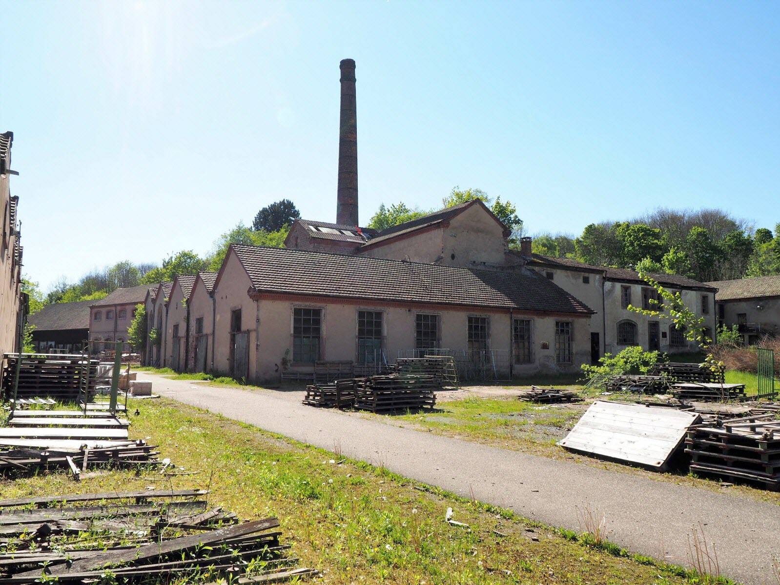 l-usine-que-la-ccvb-souhaiterait-transformer-fabriquait-et-stockait-du-tissu-l-ensemble-des-batiments-couvre-une-superficie-de-12-000-m-photo-archives-dna-a-h-1611247223